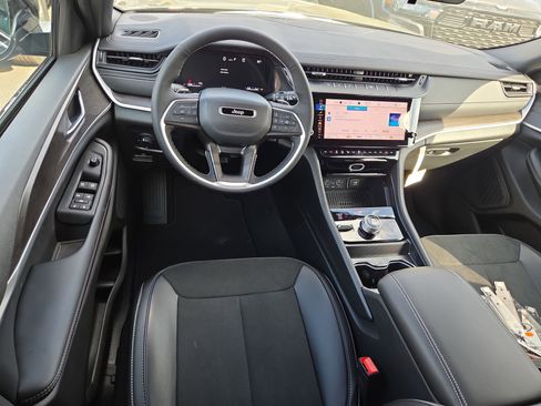 New 2026 Jeep Grand Cherokee Altitude image 7