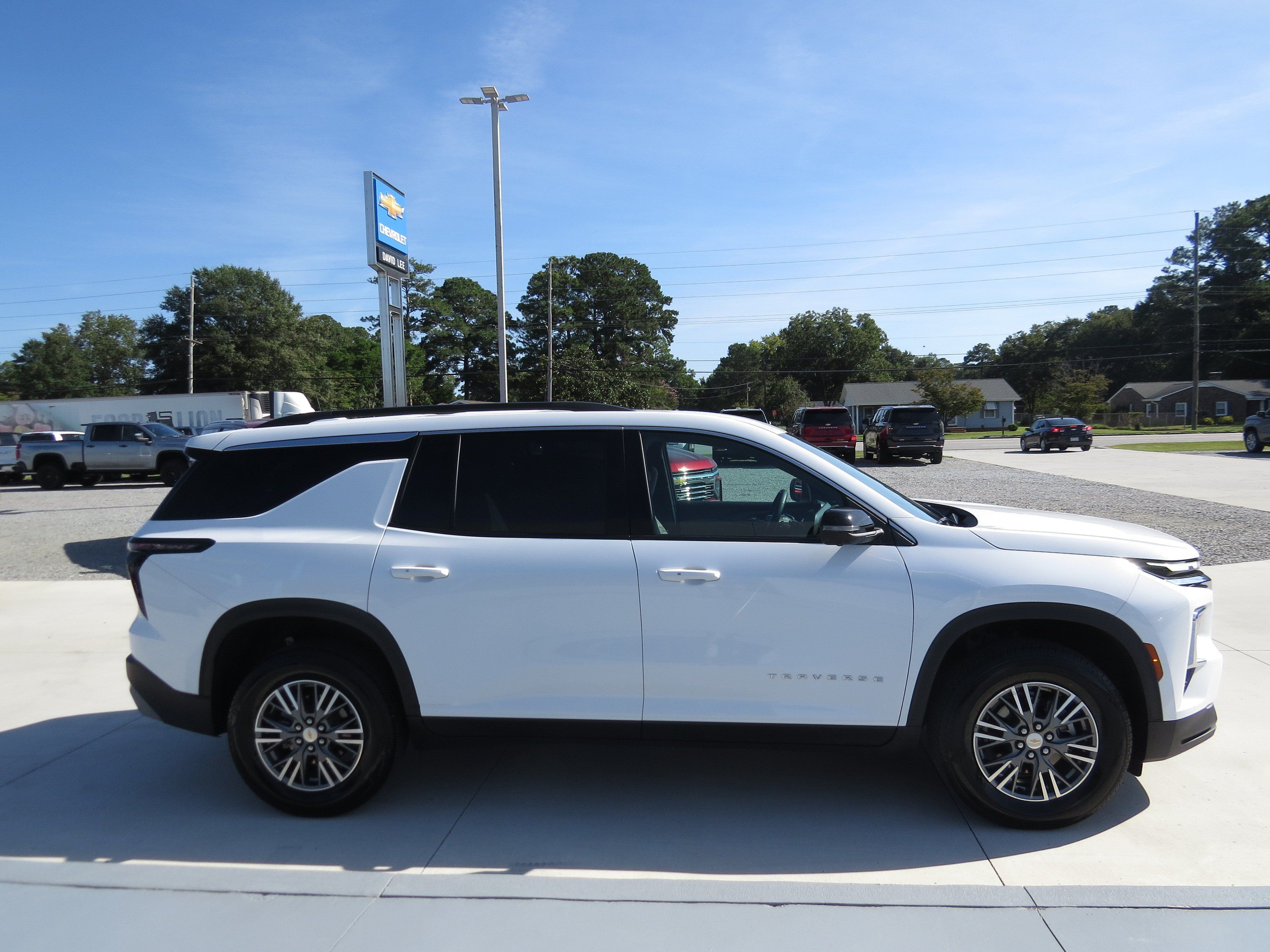 Used 2026 Chevrolet Traverse LT w/ Driver Confidence Package FWD image 3