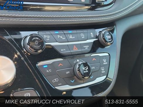Used 2024 Chrysler Pacifica Limited w/ Uconnect Theater Family Group FWD image 16