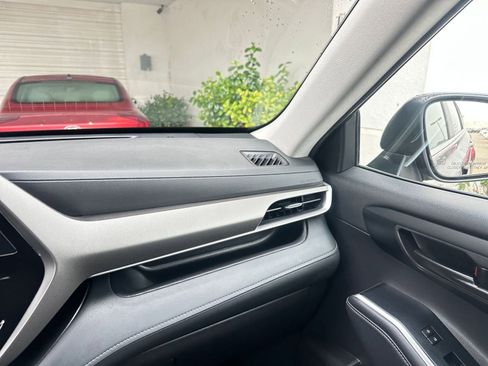 Used 2025 Toyota Highlander LE image 36