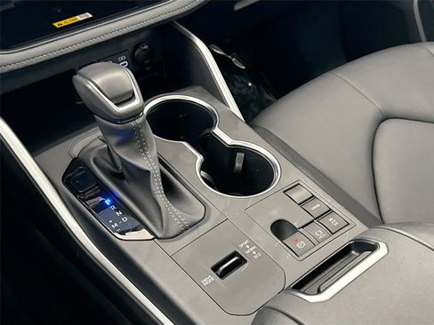 Certified 2025 Toyota Highlander XLE image 28