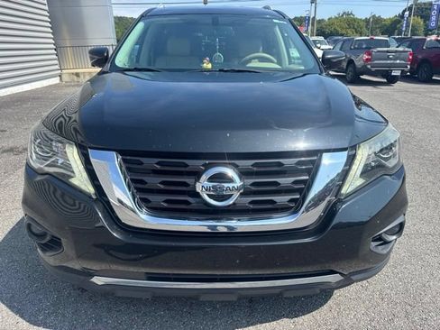 Used 2017 Nissan Pathfinder Platinum w/ Family Entertainment Package FWD image 2