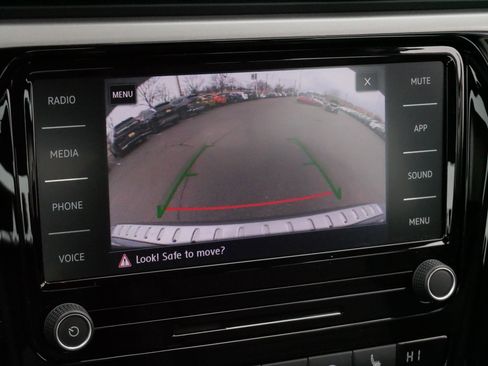 Certified 2022 Volkswagen Passat 2.0T SE FWD image 30
