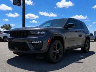 Used 2025 Jeep Grand Cherokee Limited w/ Black Appearance Package AWD/4WD video 1