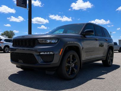 Used 2025 Jeep Grand Cherokee Limited w/ Black Appearance Package