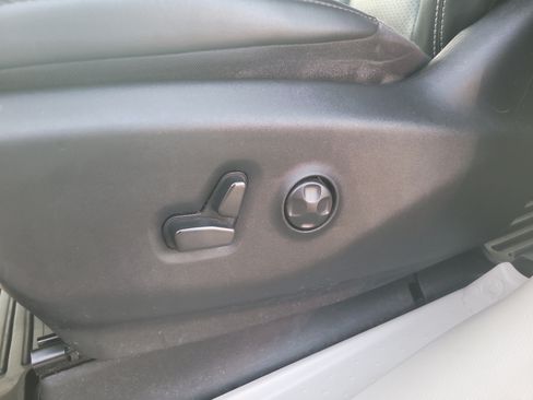 Used 2023 Chrysler Pacifica Touring-L FWD image 17