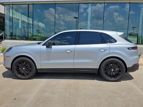 Certified 2025 Porsche Cayenne AWD/4WD image 2