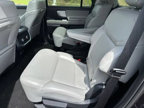 Used 2025 Ford Expedition Active AWD/4WD image 19