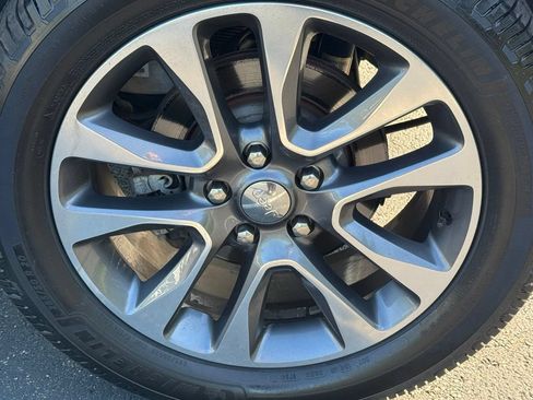 Used 2017 Jeep Grand Cherokee Overland w/ Jeep Active Safety Group AWD/4WD image 32