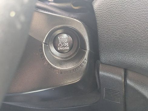 Used 2017 Jeep Renegade Latitude AWD/4WD image 13