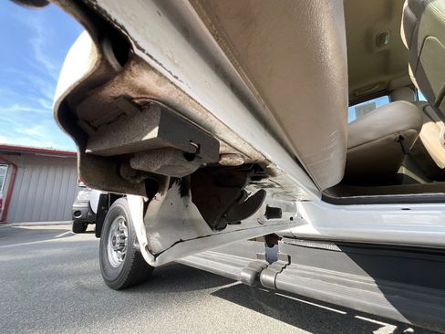 Used 2005 GMC Sierra 2500 SLT w/ Heavy-Duty Power Package image 39