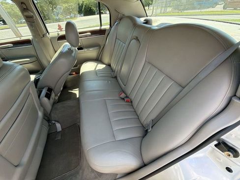 Used 2003 Lincoln Town Car Signature RWD image 23