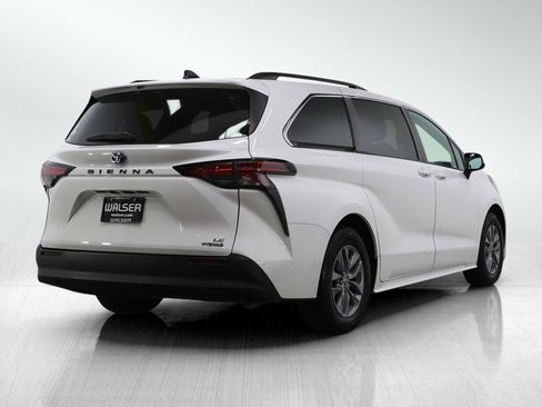 Used 2022 Toyota Sienna LE image 5