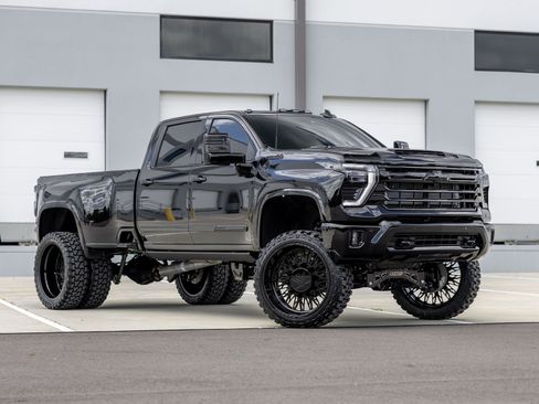 Used 2026 Chevrolet Silverado 3500 High Country w/ High Country Premium Package AWD/4WD image 2