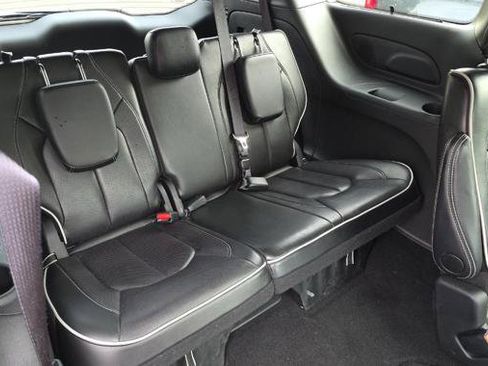 Used 2025 Chrysler Pacifica Limited image 17