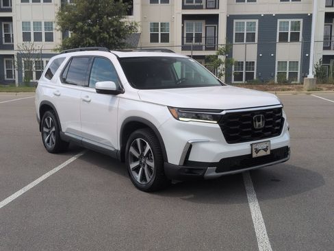 Used 2024 Honda Pilot Touring image 2