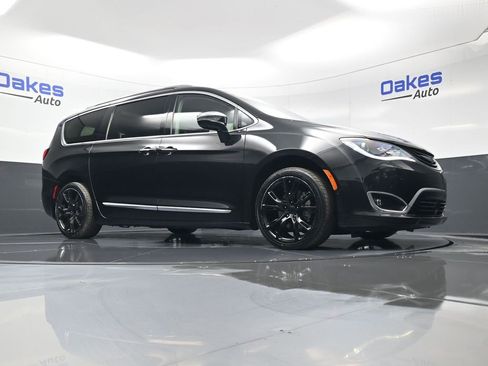 Used 2018 Chrysler Pacifica Limited w/ Advanced Safetytec Group image 40