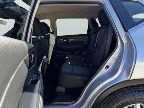 Used 2018 Nissan Rogue SV FWD image 32