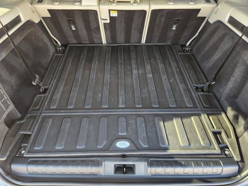 Certified 2025 Land Rover Discovery Dynamic SE image 33