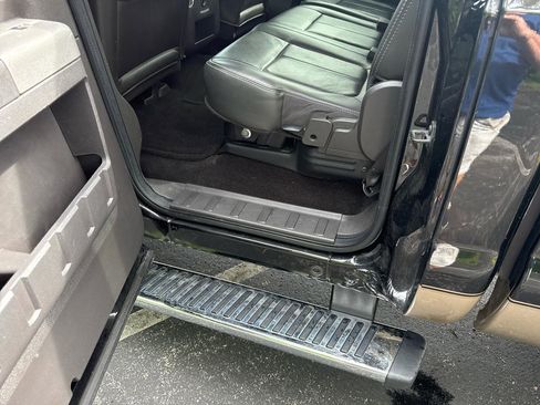 Used 2011 Ford F250 Lariat w/ Lariat Interior Pkg AWD/4WD image 10