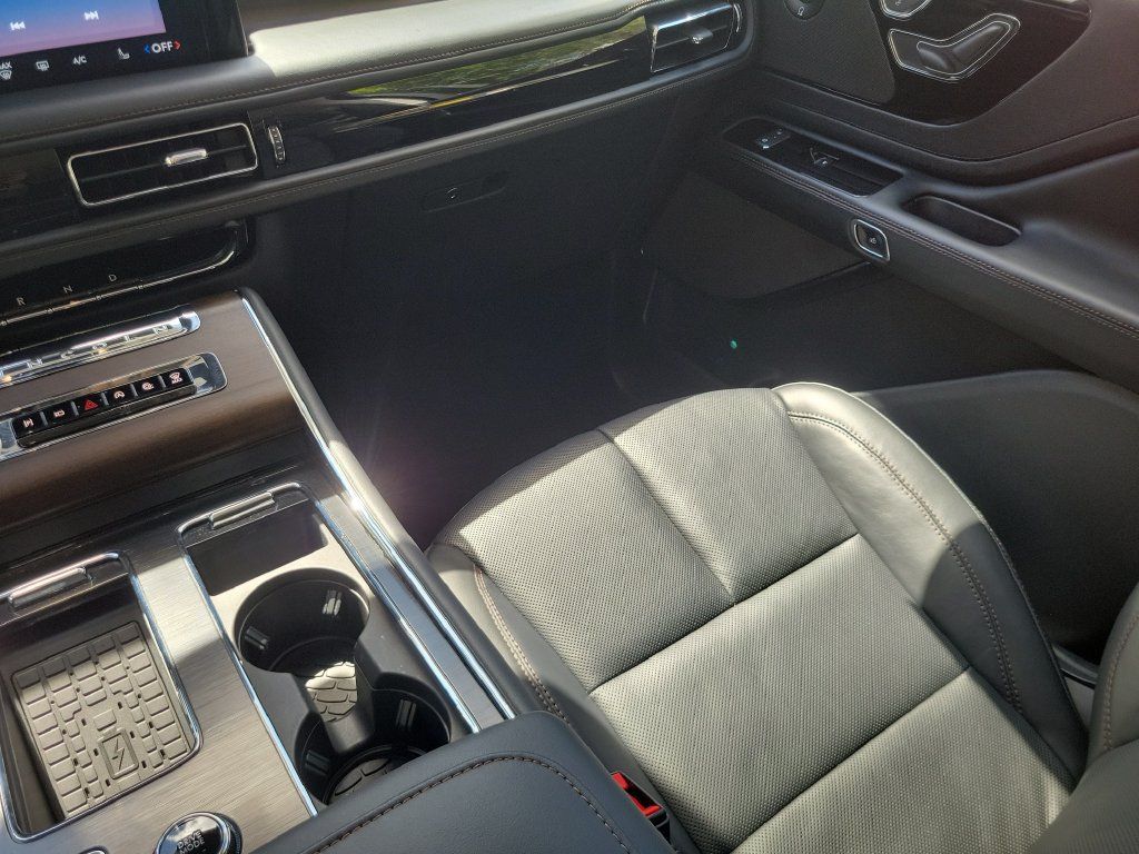 Used 2025 Lincoln Aviator Reserve w/ Jet Appearance Package RWD image 11