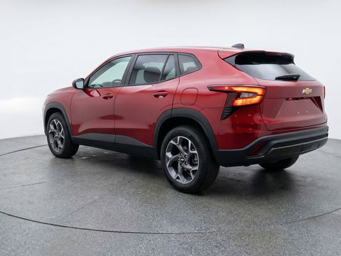 Used 2025 Chevrolet Trax LT FWD image 6