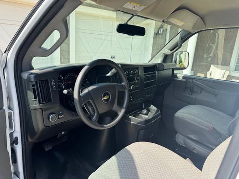 Used 2017 Chevrolet Express 2500 RWD image 14