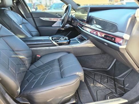 Used 2023 BMW 760i xDrive image 8