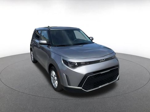 Used 2025 Kia Soul LX w/ LX Technology Package FWD image 3