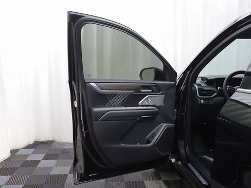 Used 2025 GMC Acadia Denali w/ Super Cruise Package image 4