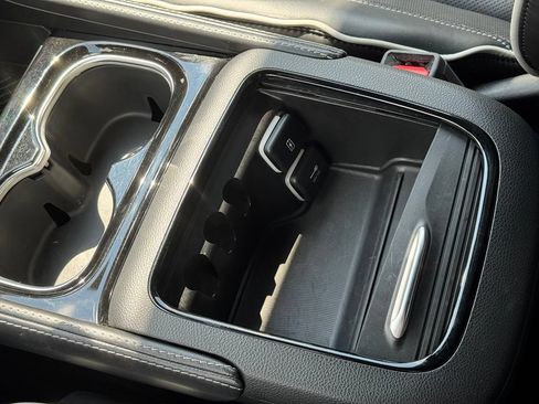 Used 2025 Chrysler Pacifica Limited FWD image 16