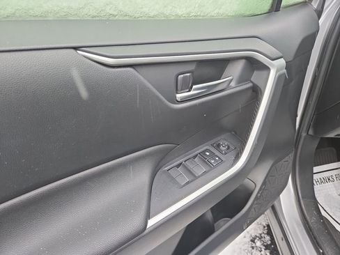 Used 2022 Toyota RAV4 SE w/ Convenience Package image 10