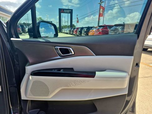 Used 2022 Kia Carnival LX FWD image 19