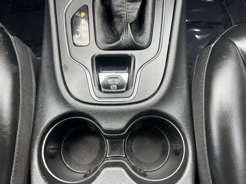 Used 2019 Jeep Cherokee Latitude Plus FWD image 17