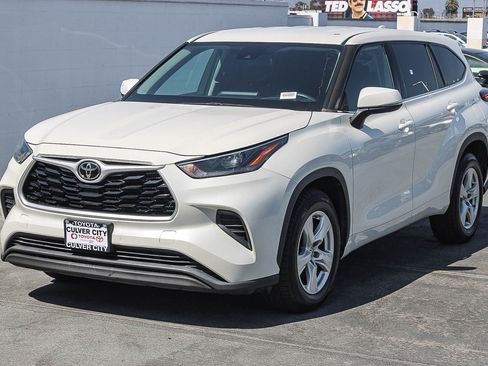 Used 2021 Toyota Highlander L FWD image 3