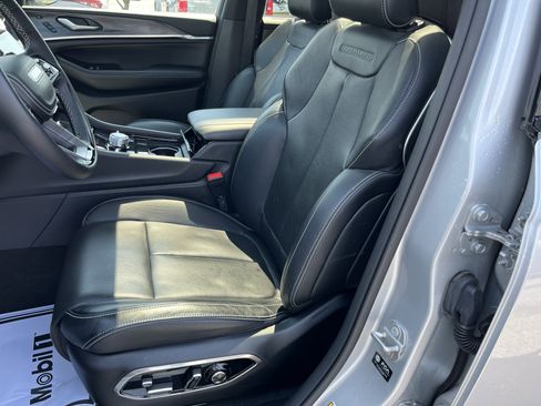 Used 2023 Jeep Grand Cherokee Overland w/ Advanced Protech Group III image 15