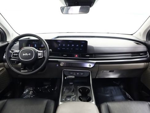 Used 2025 Kia Carnival FWD image 17