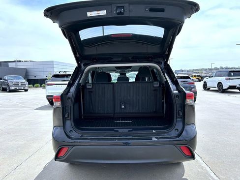 Used 2023 Toyota Highlander LE image 23