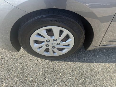 Used 2020 Hyundai Elantra SE w/ Cargo Package (C1) image 9
