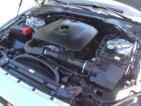 Used 2017 Jaguar XE Premium RWD image 33