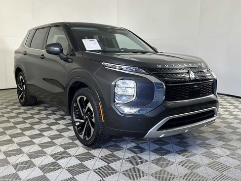 Used 2024 Mitsubishi Outlander SE image 2