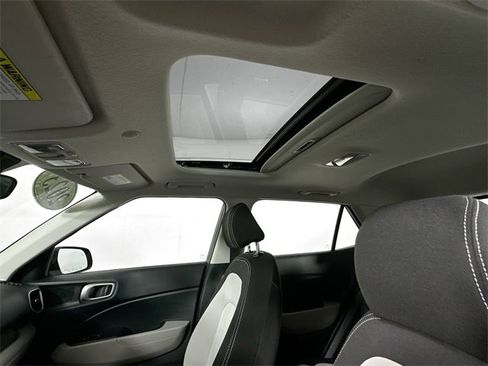 Used 2023 Hyundai Venue SEL image 18