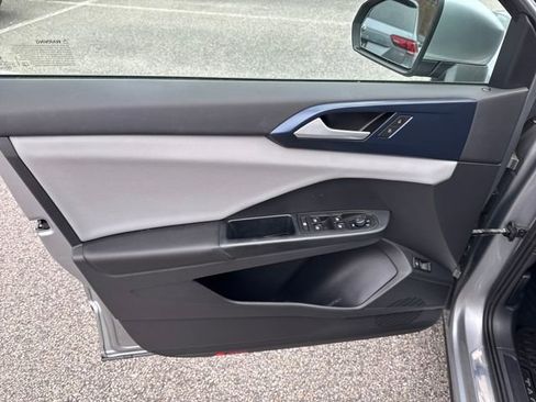 Certified 2022 Volkswagen Taos SE image 11