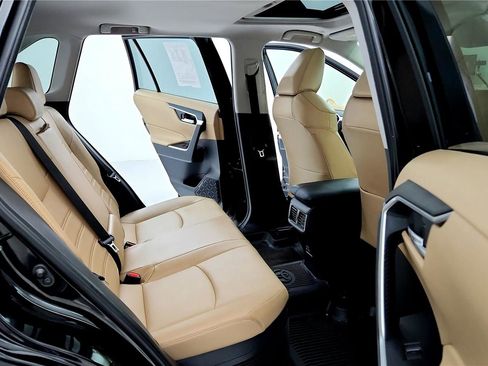 Used 2023 Toyota RAV4 XLE Premium image 18