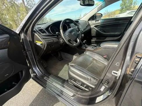 Used 2014 Kia Cadenza Premium w/ Technology Package FWD image 9