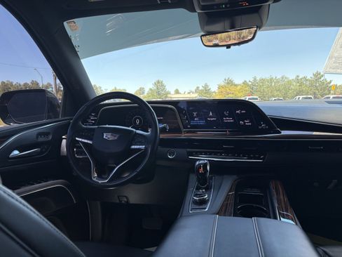 Used 2021 Cadillac Escalade Premium Luxury AWD/4WD image 17
