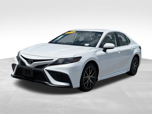 Used 2024 Toyota Camry SE FWD image 1
