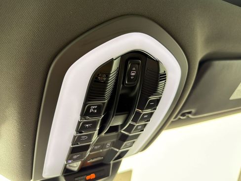 Certified 2022 Porsche Macan AWD/4WD image 22