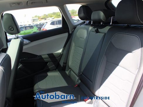 Used 2025 Volkswagen Taos SE AWD/4WD image 19