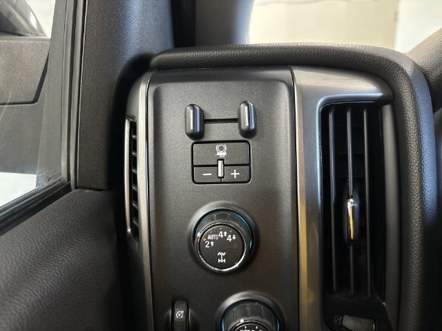 Used 2018 Chevrolet Silverado 1500 LT w/ All Star Edition AWD/4WD image 29
